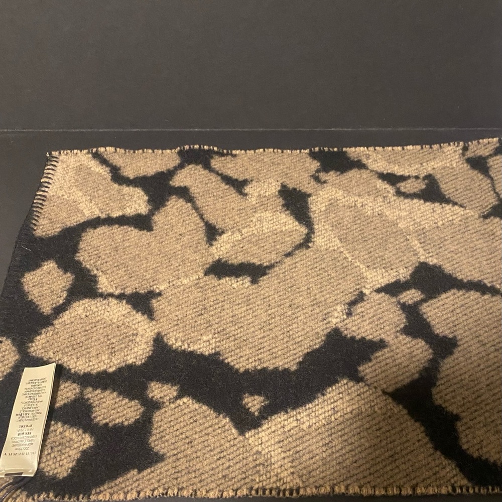Burberry Animal Print Chunky Scarf, NWT - Picture 6 of 6